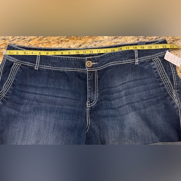 NWT Maurices Women’s Plus Size 24 Medium Wash Cuffed Denim Shorts - Picture 5 of 6